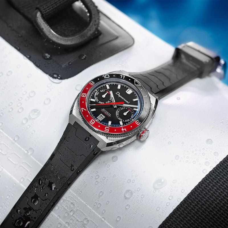 Montre automatique Depancel Allure D[R]IVER Red posée sur surface blanche mouillée avec gouttes d'ea