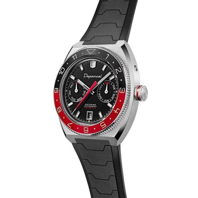 Vue de trois quarts de la montre automatique Depancel Allure D[R]IVER Red sur bracelet en caoutchouc