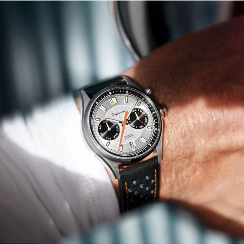 Montre Automatique DEPANCEL MONTRES Collection Allure Autosport bracelet cuir noir portée au poignet