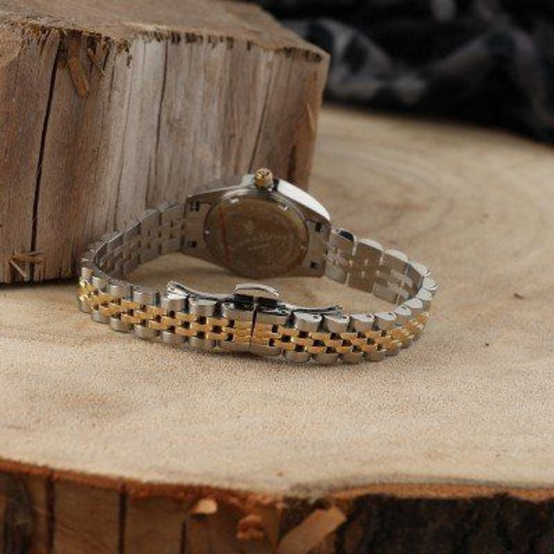 Montre Jacques du Manoir Inspiration vue de dos sur bois, fermoir et bracelet visibles