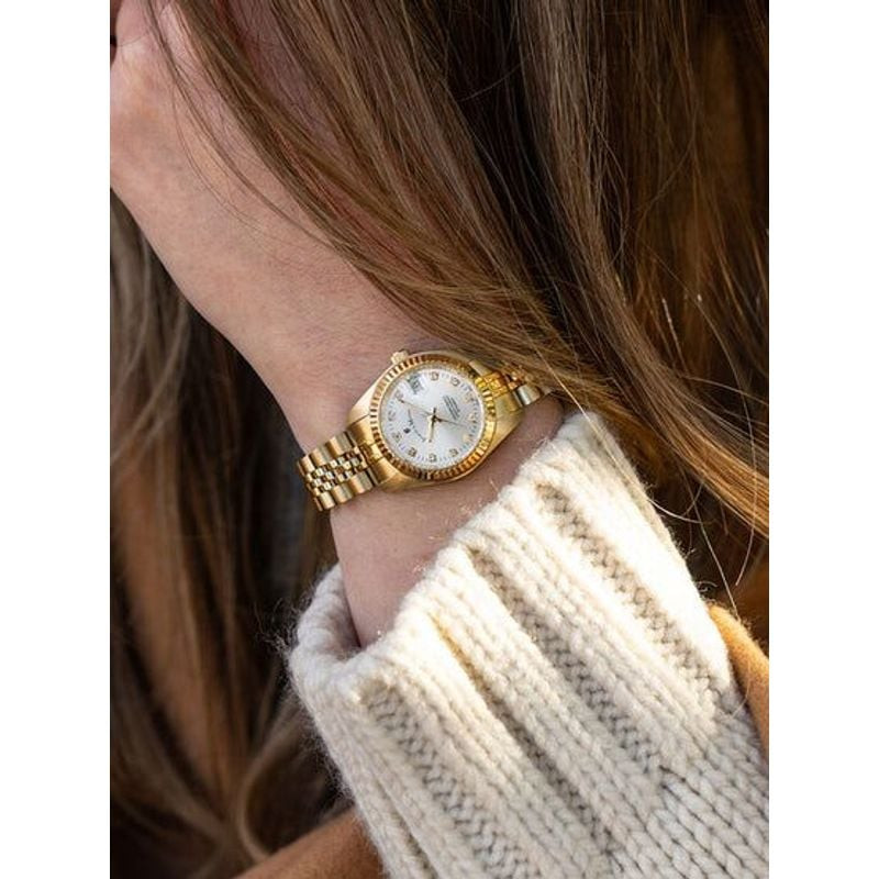 Montre Analogique JACQUES DU MANOIR collection Inspiration bracelet acier doré au poignet d'une femm