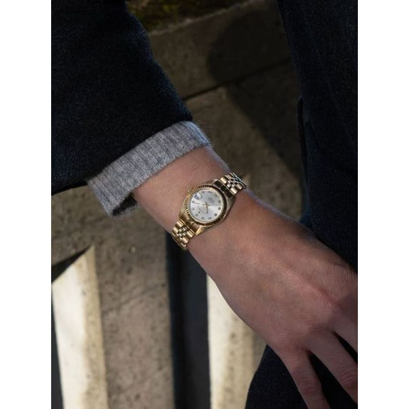 Montre Analogique JACQUES DU MANOIR collection Inspiration bracelet acier doré au poignet d'une femm