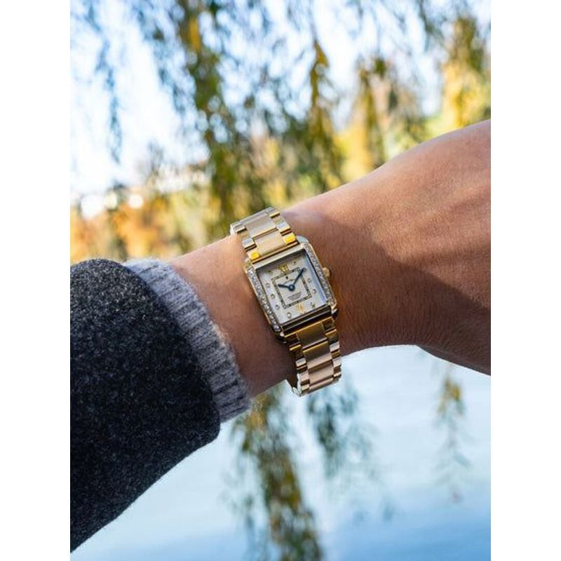 Montre Analogique JACQUES DU MANOIR Collection Emily Diamond bracelet acier bicolore portée au poign