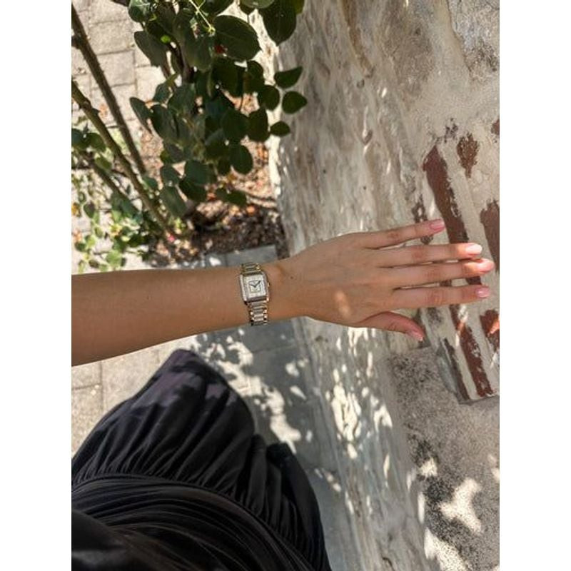 Montre Analogique JACQUES DU MANOIR Collection Emily Diamond bracelet acier bicolore portée par une 