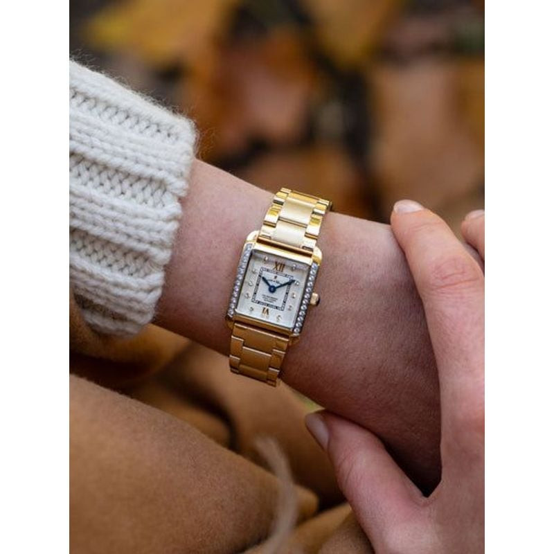 Femme élégante portant la Montre Analogique JACQUES DU MANOIR Emily II bracelet acier doré, poignet 