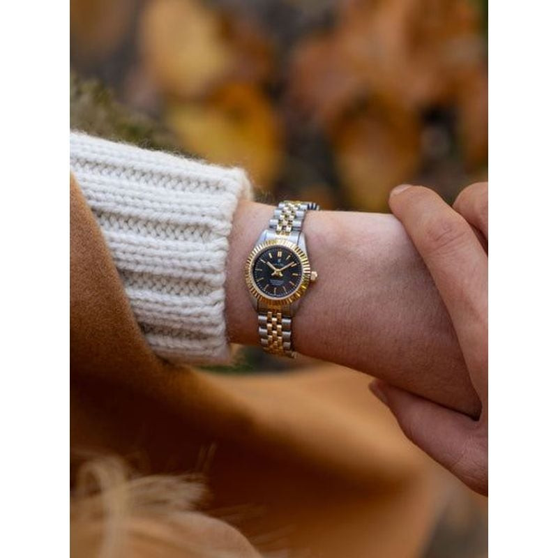 Montre Analogique JACQUES DU MANOIR collection Inspiration bracelet acier bicolore portée au poignet