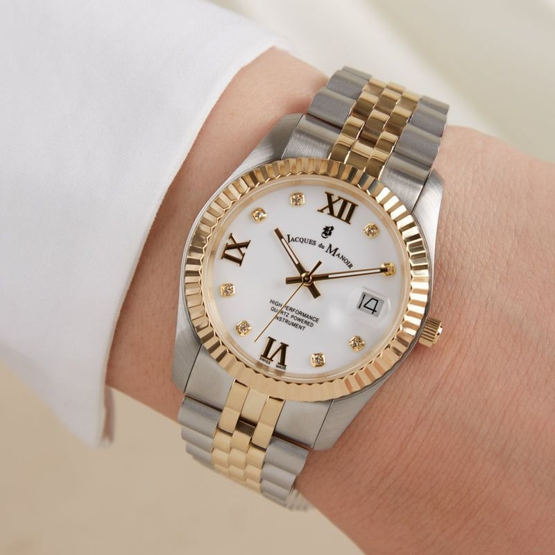 Montre Analogique JACQUES DU MANOIR Collection Inspiration Roman bracelet acier bicolore portée au p