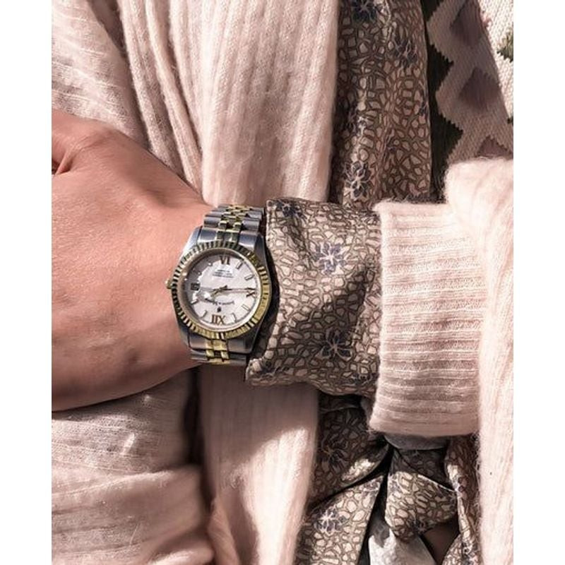 Montre Analogique JACQUES DU MANOIR Collection Inspiration Roman bracelet acier bicolore au poignet