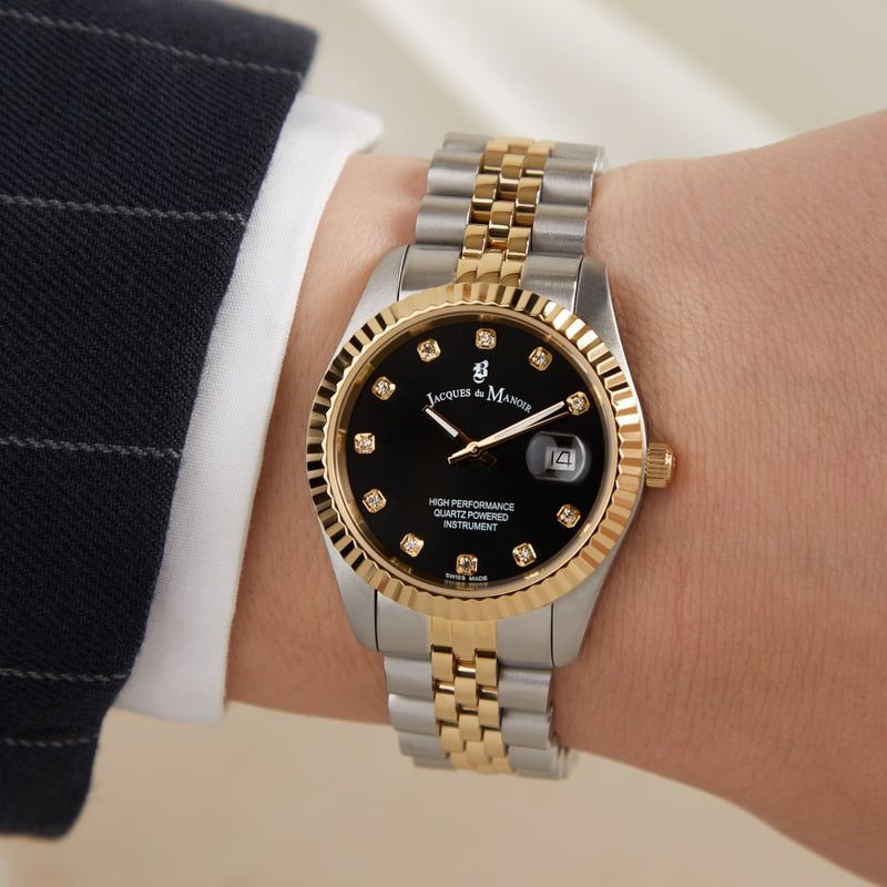 Femme portant la montre Jacques Du Manoir Inspiration 31 mm bicolore à son poignet avec un blazer so