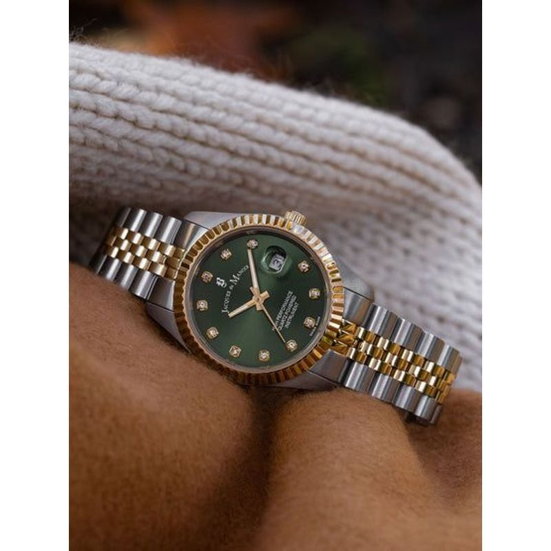 Montre Jacques du Manoir Inspiration à cadran vert portée au poignet sur une manche en maille crème