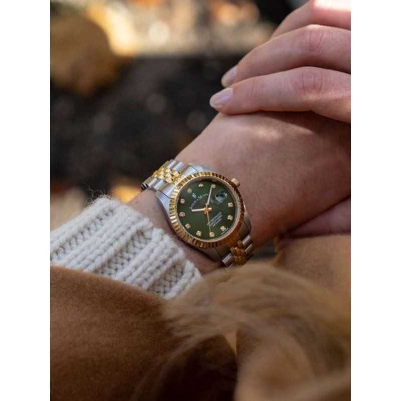 Photo lifestyle de la montre Jacques du Manoir Inspiration à cadran vert portée au poignet d'une fem