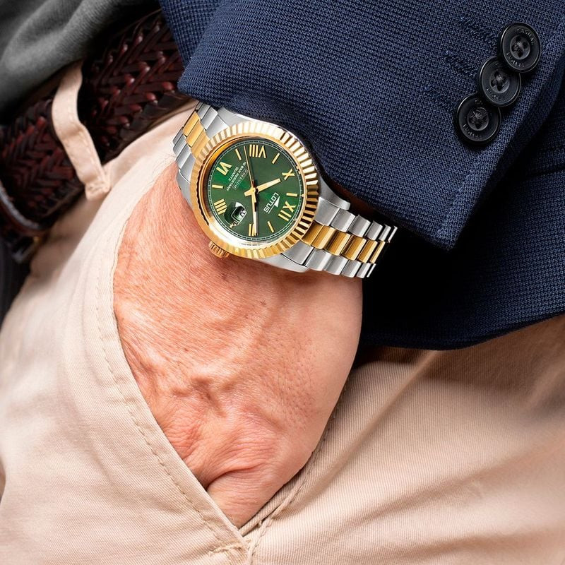 Montre Analogique LOTUS Collection Freedom bracelet acier doré portée au poignet dans un cadre urbai