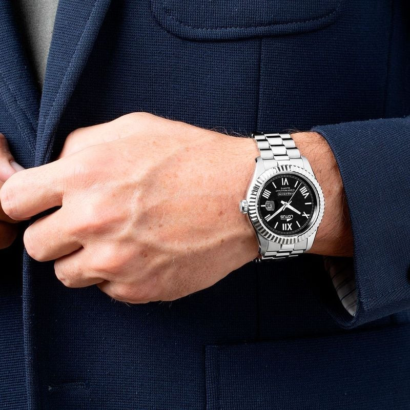 Homme portant la montre Lotus Freedom 19002/5 en acier, cadran noir et lunette cannelée, avec blazer