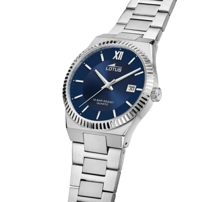 Vue inclinée de la montre homme Lotus avec cadran bleu, guichet date et maillons de bracelet en acie