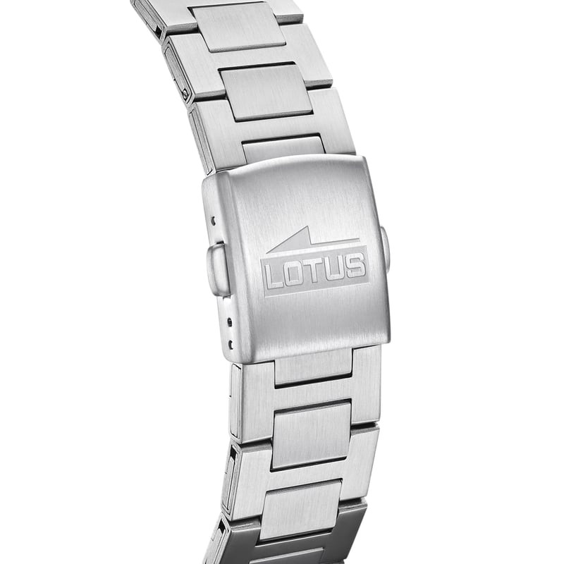 Gros plan sur le bracelet en acier inoxydable brossé et la boucle déployante gravée du logo Lotus