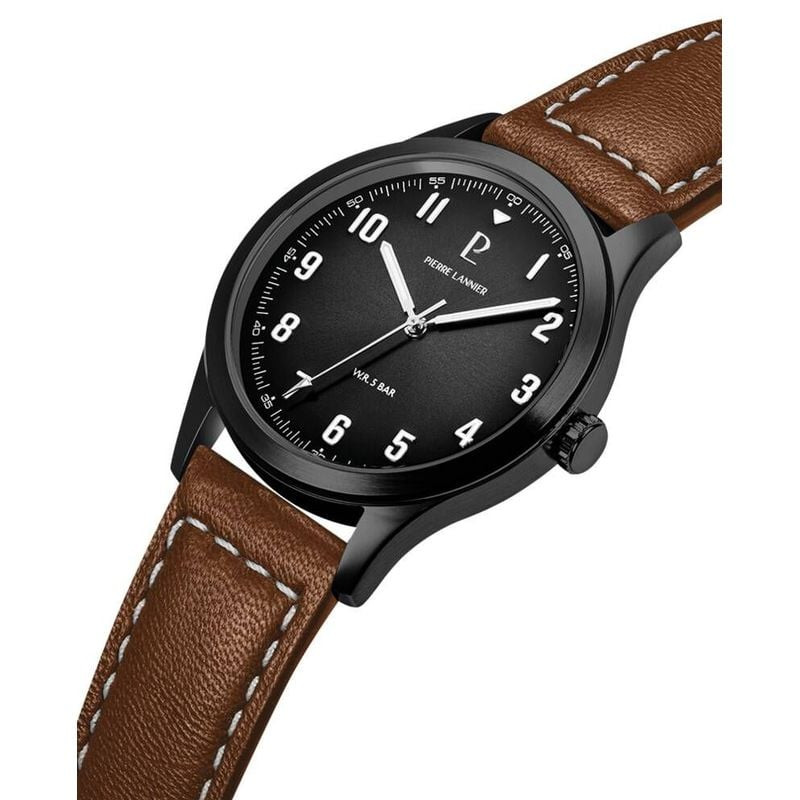 Vue inclinée montre Pierre Lannier Aviateur : boîtier acier noir, cadran sombre, couronne et bracele