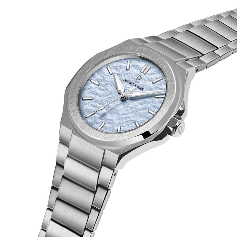 Gros plan incliné de la montre Pierre Lannier Graphite, cadran bleu glacier texturé et bracelet en a