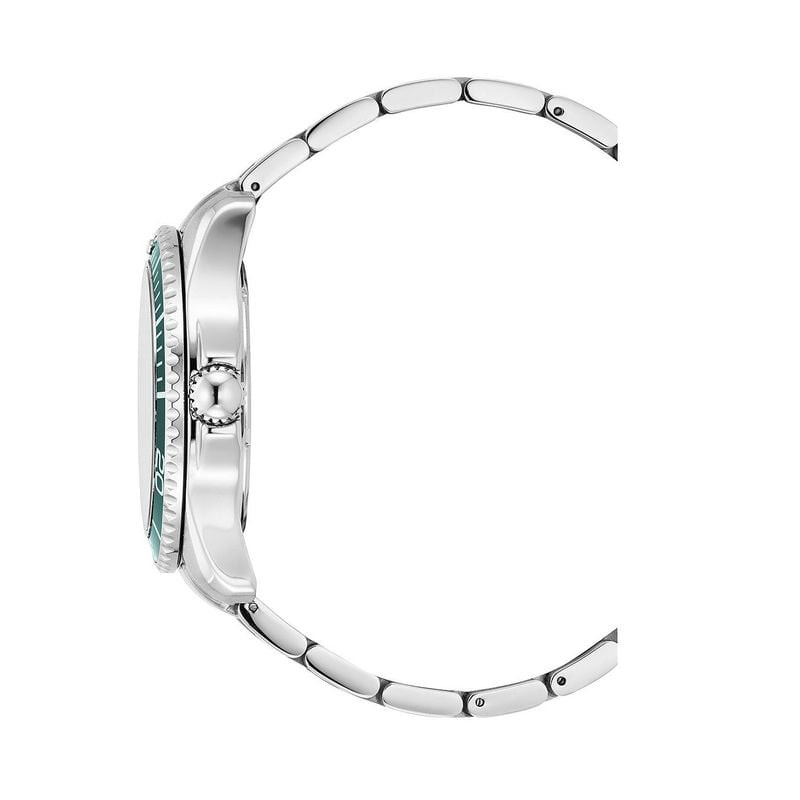 Profil latéral de la montre JDM Military Sierra avec boîtier acier argenté 43 mm, lunette verte et m
