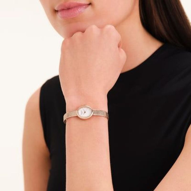 Montre Analogique ROSEFIELD Collection Mini Oval Bracelet Acier Doré Rose portée au poignet