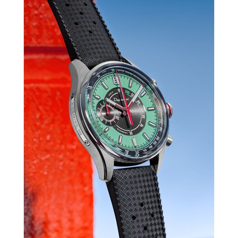 Vue inclinée du chronographe Depancel Allure 39 avec cadran vert menthe et bracelet cuir racing noir