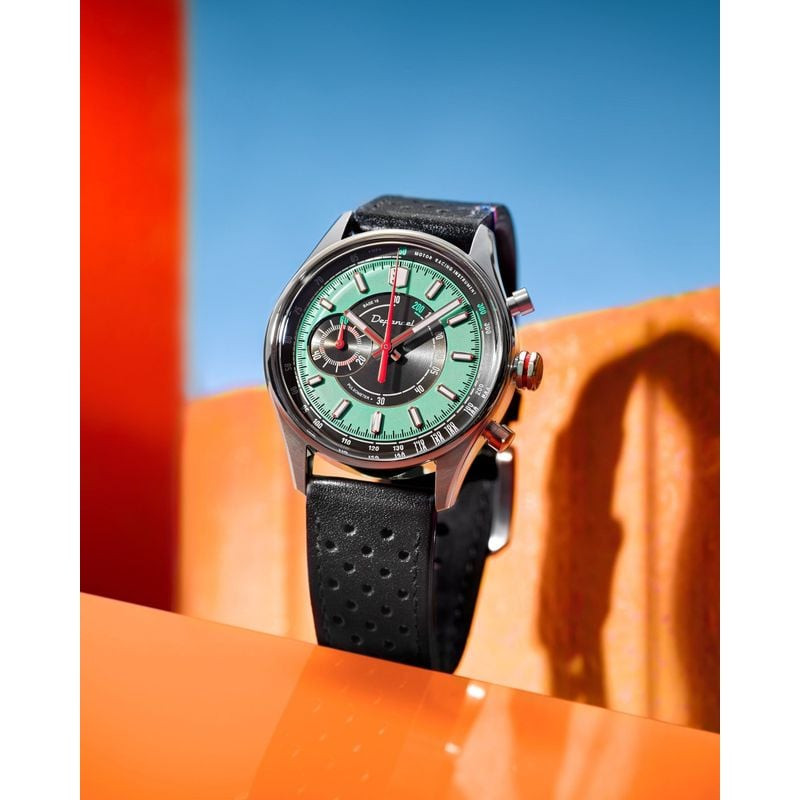 Chronographe Depancel Allure 39 à la verticale sur une surface orange brillante sous un ciel bleu dé