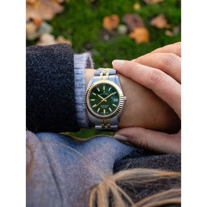 Femme portant la montre Jacques Du Manoir Inspiration à cadran vert au poignet avec un pull en maill