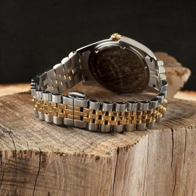Montre Analogique JACQUES DU MANOIR Collection Inspiration bracelet acier bicolore dans une ambiance