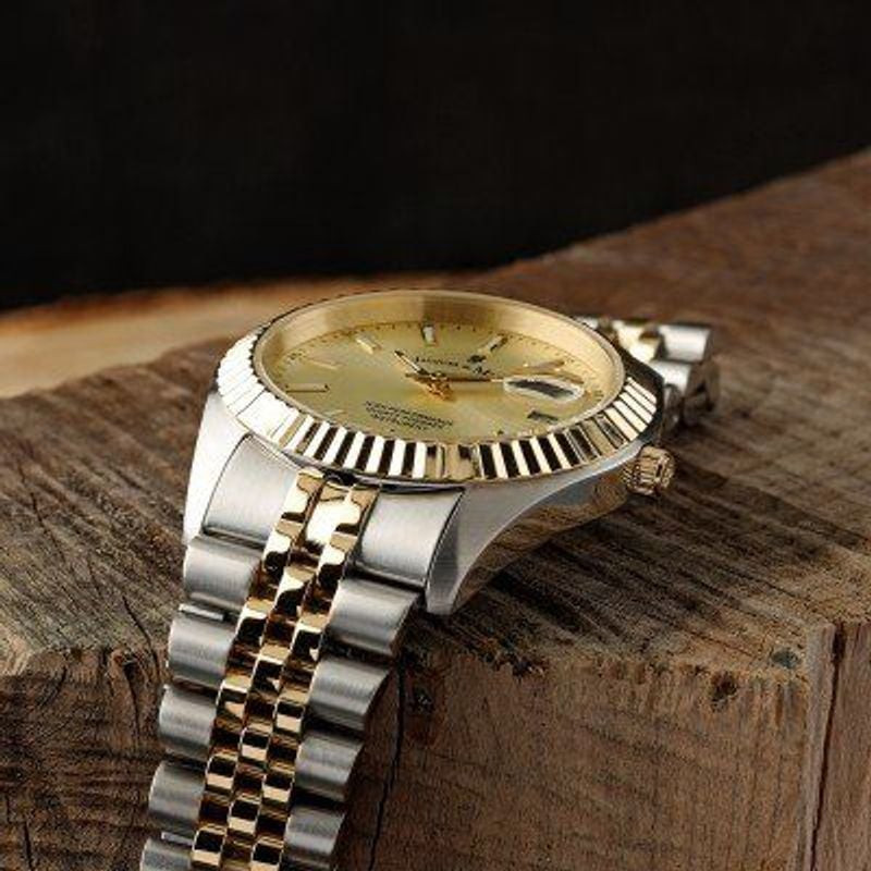 Montre Analogique JACQUES DU MANOIR Collection Inspiration bracelet acier bicolore sur un poignet d'