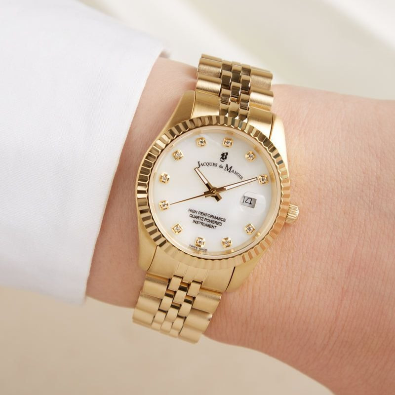 Montre Analogique JACQUES DU MANOIR Collection Inspiration Elegance bracelet acier doré portée au po