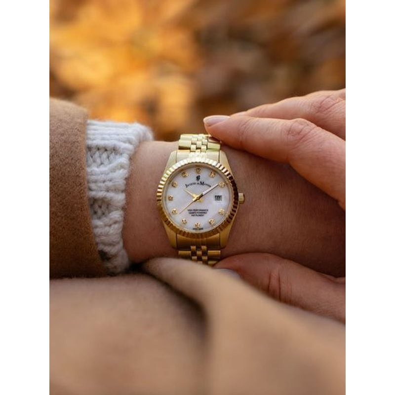 Montre Analogique JACQUES DU MANOIR Collection Inspiration Elegance bracelet acier doré portée au po