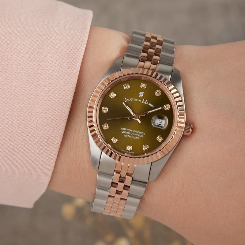 Montre Analogique JACQUES DU MANOIR collection Inspiration bracelet acier bicolore portée au poignet