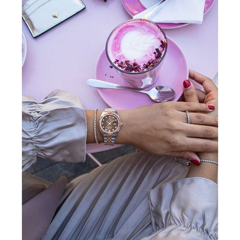 Montre analogique JACQUES DU MANOIR Inspiration au poignet, bracelet acier bicolore argent et or ros