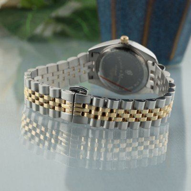 Montre Analogique JACQUES DU MANOIR Collection Inspiration bracelet acier bicolore portée au poignet