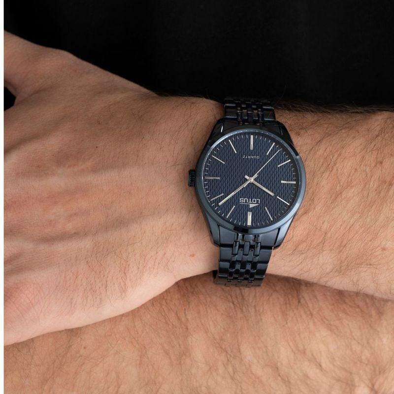Montre homme Lotus Minimalist For Him en acier inoxydable bleu portée au poignet, cadran texturé sou