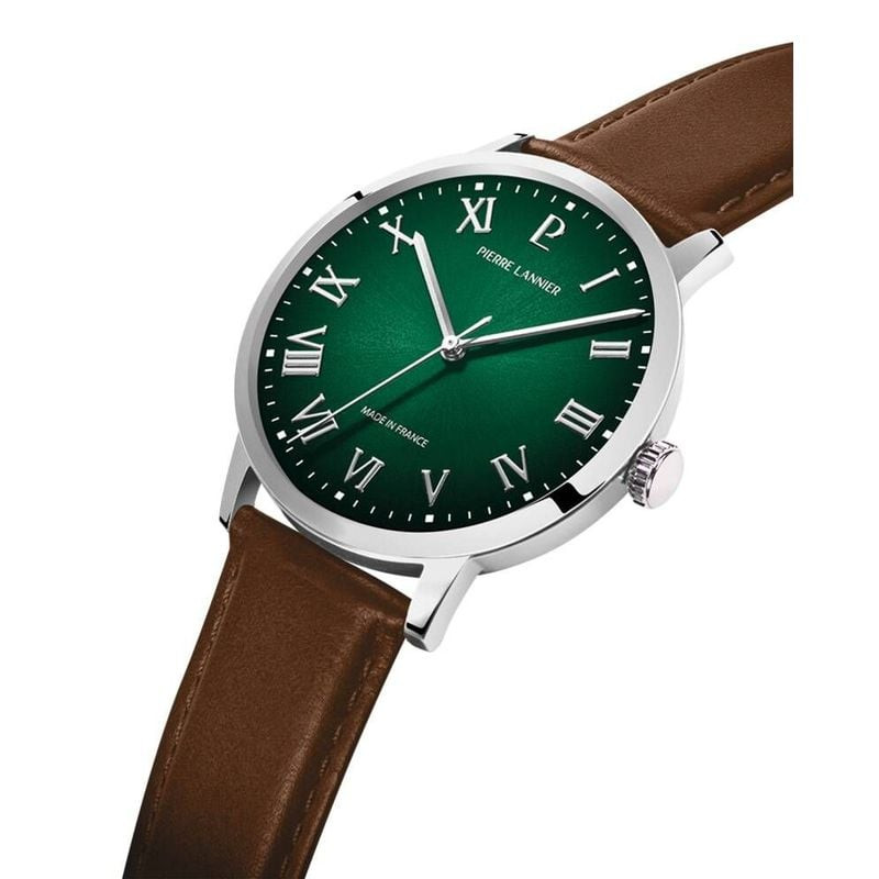 Vue inclinée de la montre Pierre Lannier Interval avec cadran vert, boîtier argenté et bracelet en c