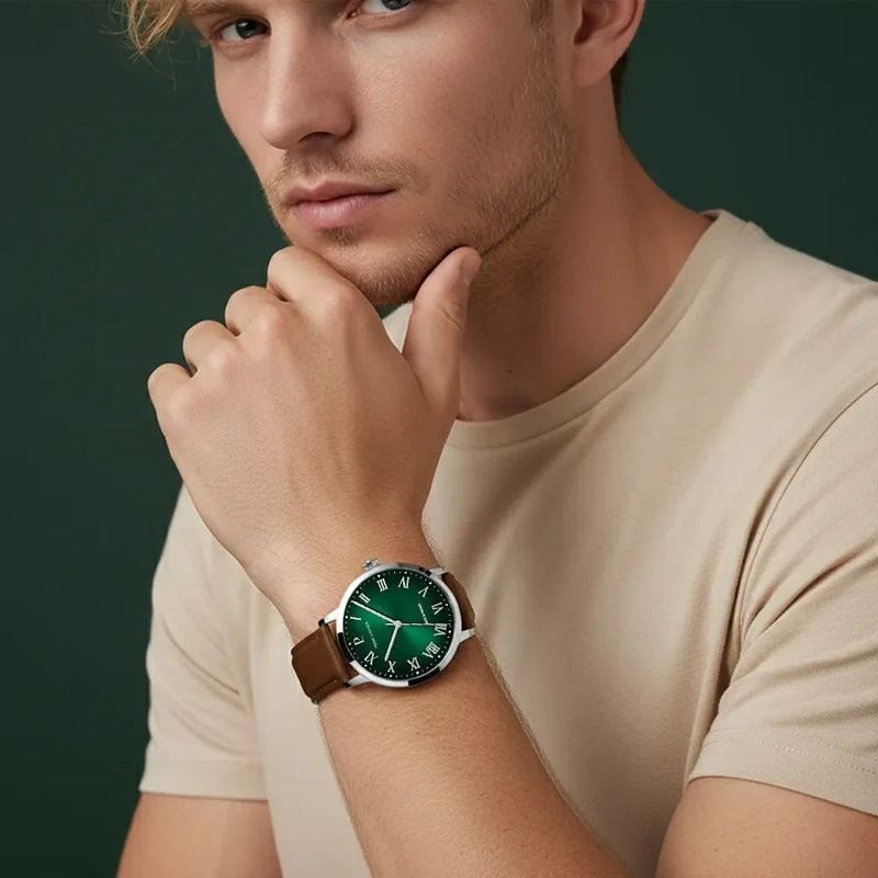 Homme portant la montre Pierre Lannier Interval avec cadran vert et bracelet en cuir marron, main pr