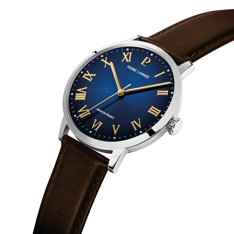 Vue inclinée montre Pierre Lannier Interval, cadran bleu soleillé, aiguilles dorées, boîtier argenté