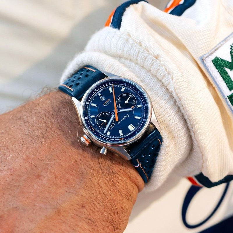 Montre automatique Depancel Autosport Blue au poignet avec combinaison de course vintage blanche et 