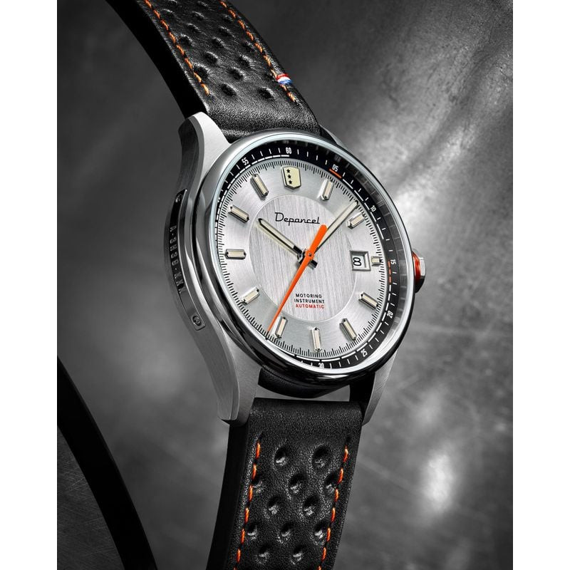 Montre automatique Depancel Autosport Date Silver vue inclinée, cadran argenté, aiguille des seconde