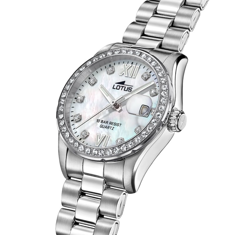 Vue inclinée de la montre femme Lotus Freedom avec lunette sertie de zircons, cadran nacré et bracel