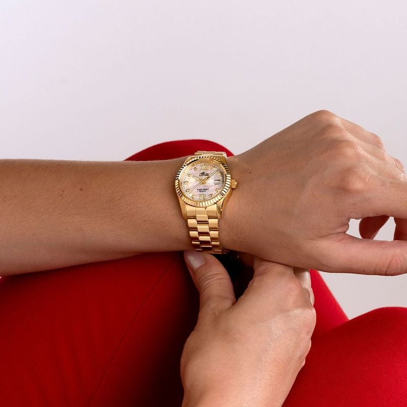 Montre Analogique LOTUS Collection Freedom en acier doré et nacre, portée au poignet pour un style é