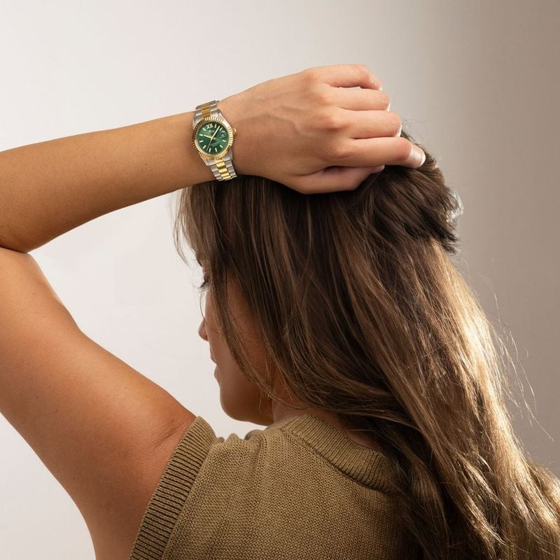 Montre Analogique LOTUS Collection Freedom bracelet acier bicolore au poignet d'une femme, style élé