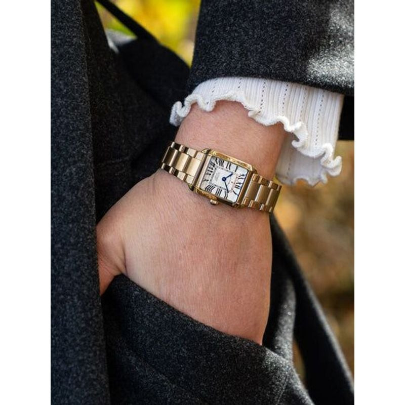 Montre Analogique JACQUES DU MANOIR Collection EMILY bracelet acier doré portée au poignet