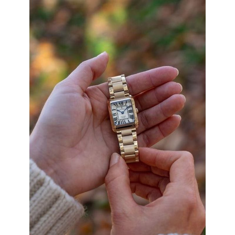 Montre Analogique JACQUES DU MANOIR Collection EMILY bracelet acier doré au poignet d'une femme élég