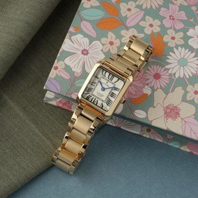 Montre Analogique JACQUES DU MANOIR Collection EMILY bracelet acier doré dans un cadre élégant