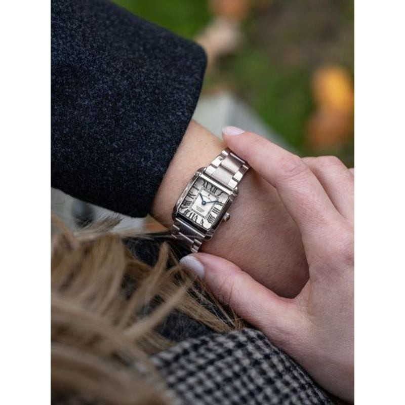 Montre Analogique JACQUES DU MANOIR Collection Emily Bracelet acier argenté au poignet, style élégan