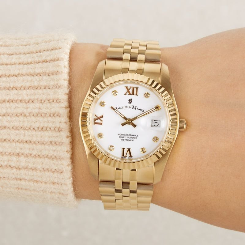 Montre Analogique JACQUES DU MANOIR Inspiration Roman à bracelet acier doré portée au poignet
