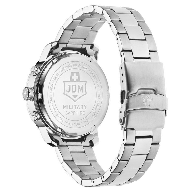 Gros plan sur le fond de boîte vissé gravé de la JDM Military Challenger Chrono et son bracelet en a