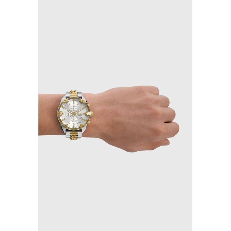 Montre Analogique DIESEL collection Spiked bracelet acier bicolore au poignet, style urbain