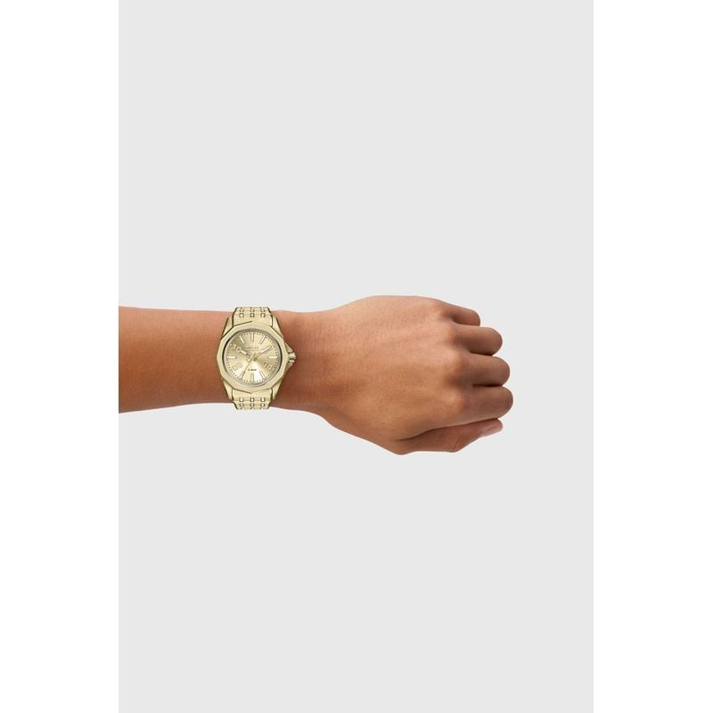 Montre Analogique DIESEL Collection Stinger bracelet acier doré portée en situation urbaine.